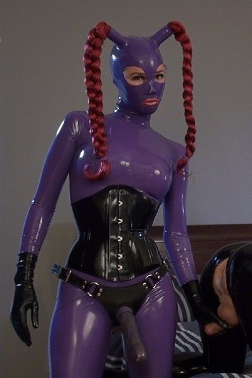 Latex Lara Strapon Fucking Rubberboy