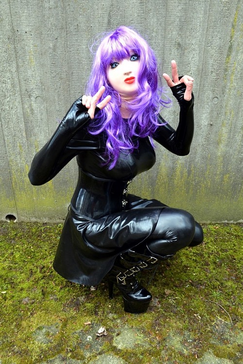 Black Latexdoll