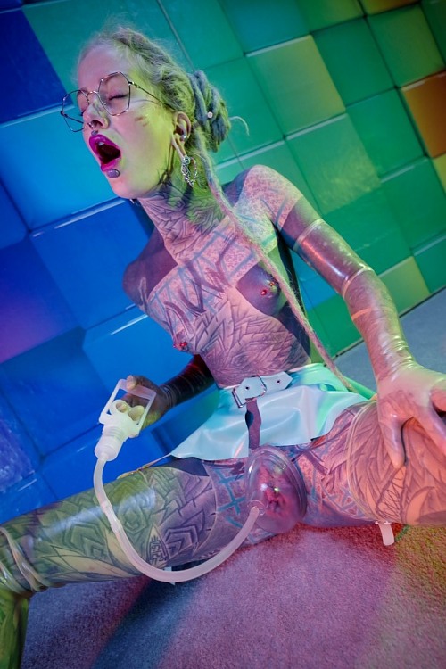 Anuskatzz In Latex Toys Her Pussy